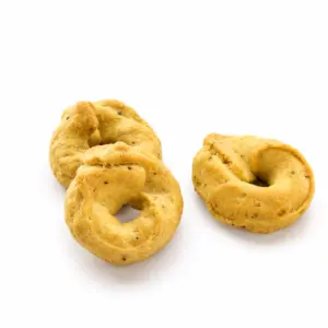 Taralli artigianali pugliesi fatti a mano cacio e pepe vicino
