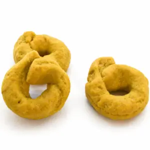 Taralli artigianali pugliesi fatti a mano curcuma e zenzero vicino