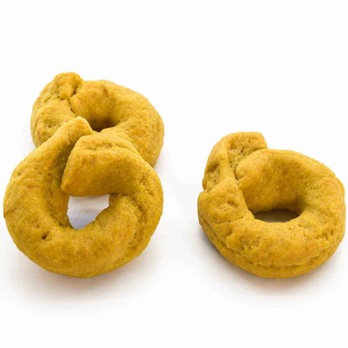 Taralli artigianali pugliesi fatti a mano curcuma e zenzero vicino