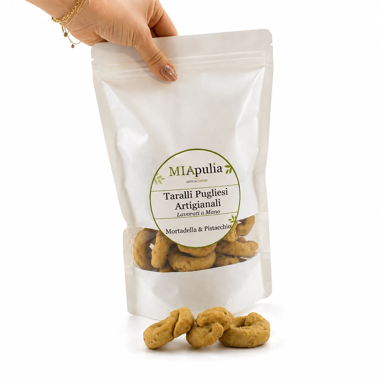 Taralli artigianali pugliesi fatti a mano mortadella e pistacchio mano