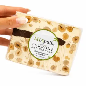 Torrone artigianale alle nocciole-tenero al cioccolato mano