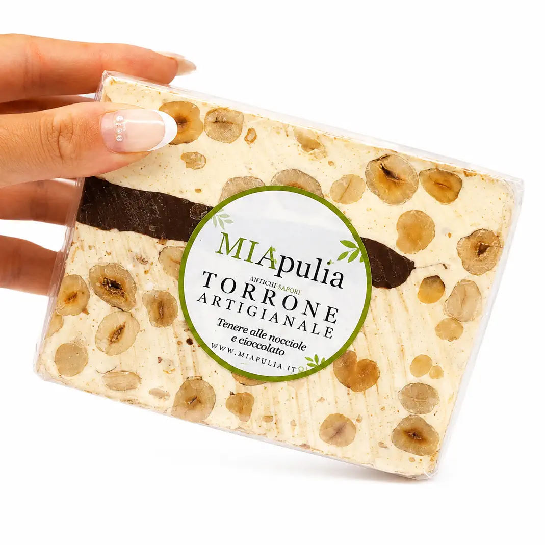Torrone artigianale alle nocciole-tenero al cioccolato mano